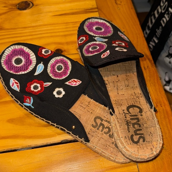 Circus By Sam Edelman Slip On Embroidered Sandals.... - Picture 1 of 1